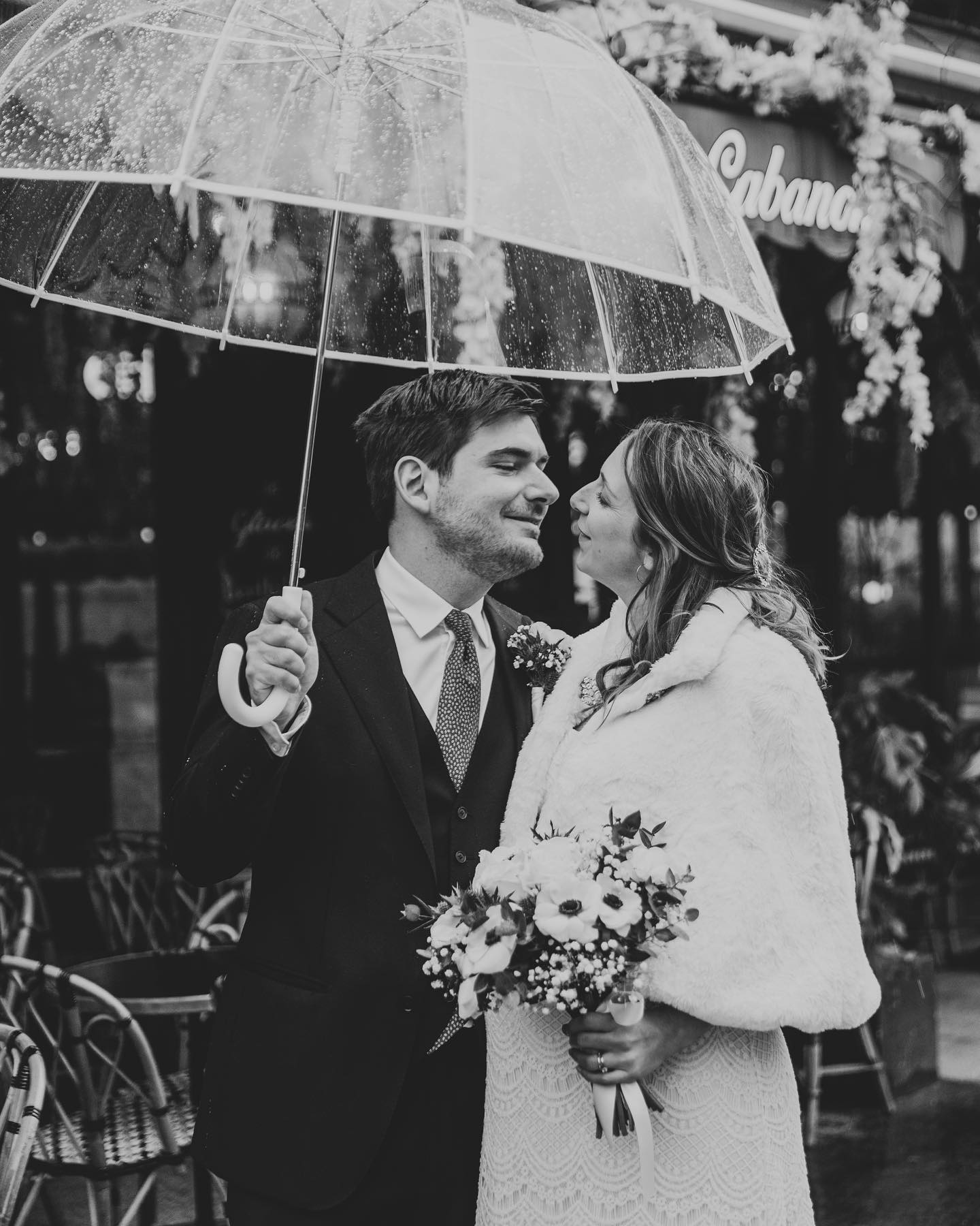 Petite séance photo dans Paris avec mes mariés 🤍 un jour de pluie ☔️ comme quoi même sous la pluie on peut avoir de jolis clichés 🥰
•
#rad_couples #wedding2024 #Weddingphotoinspiration #authenticlovemag
#Unbeaujour #Bridalsparkle #sinspirersemarier #WDOfficial #Wildhairandhappyhearts #Weddingpresets #photographeparis #photographemariage #photographemariageparis #photographemariagefrance